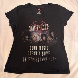 Mötley Crüe Ladies Med Genuinely Distressed Hanes Graphic Band Tee